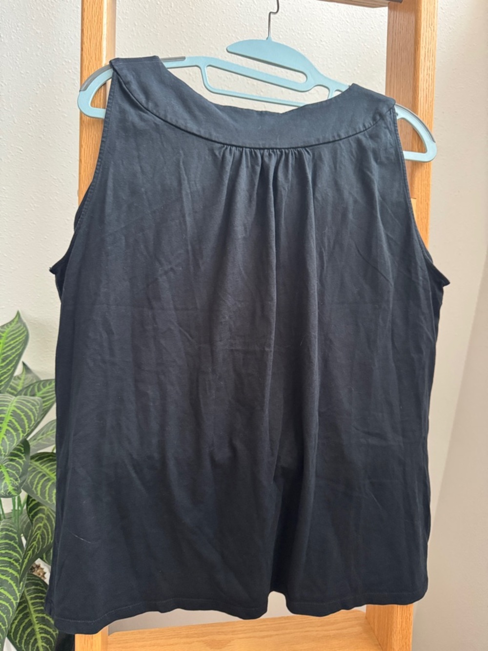 Josephine Chaus Black Sleeveless Studded V-Neck Women's Top - Picture 4 of 4
